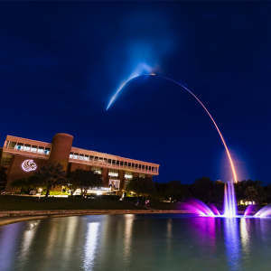 SpaceX Inspiration4 rocket launch over the ϲʿ fountain and library