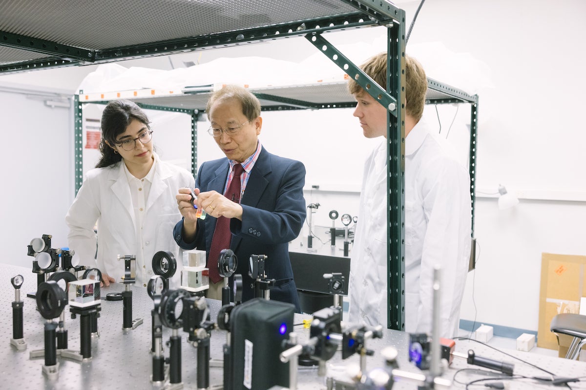 Shin-Tson Wu in a lab with students